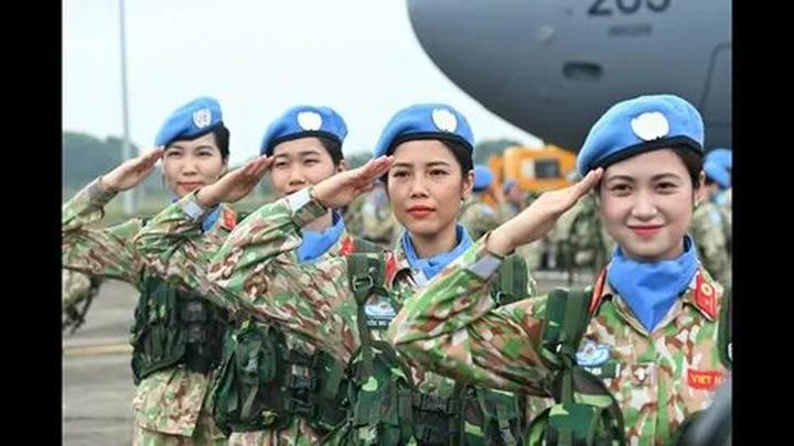 1. Áo hai dây bản mảnh: Áo hai dây bản mảnh tuy nhiên là một trong những mẫu áo khó